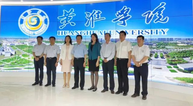 中華職業(yè)教育社理事長(zhǎng)陳昌智、河南省副省長(zhǎng)霍金花一行參觀展廳